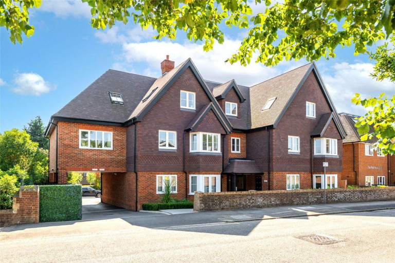 Exterior & Views 2, 2 Bed 2 Bath Apt Close to Reigate Station - 2230, Surrey