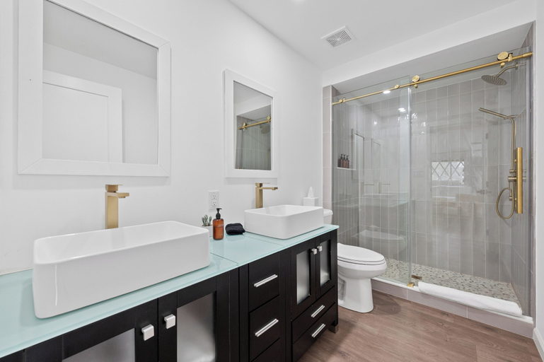 Bathroom 4, The Cedars Ranch, Hays