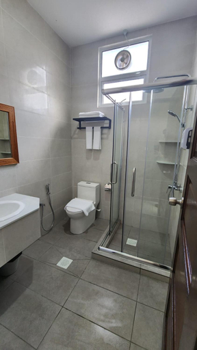 Bathroom 3, Comfort Inn, Sengkurong