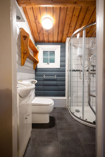 Bathroom, Rural 3 Bed Log Cabin Getaway, Gwynedd