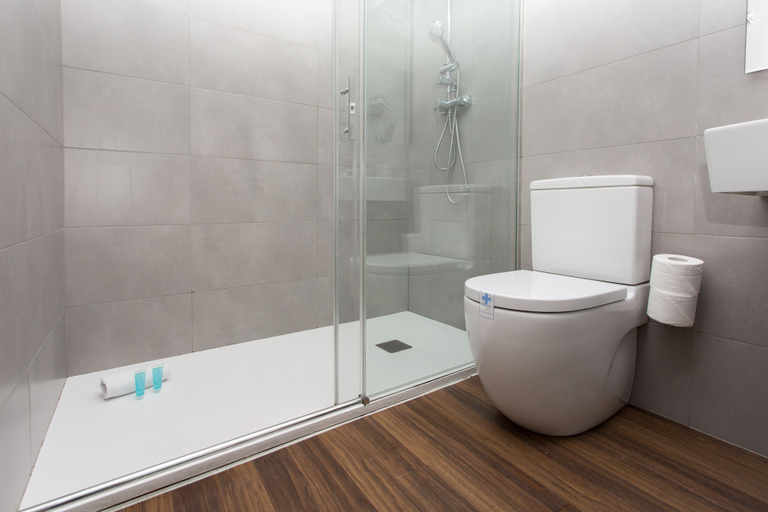 Bathroom 5, Hostal Operaramblas, Barcelona