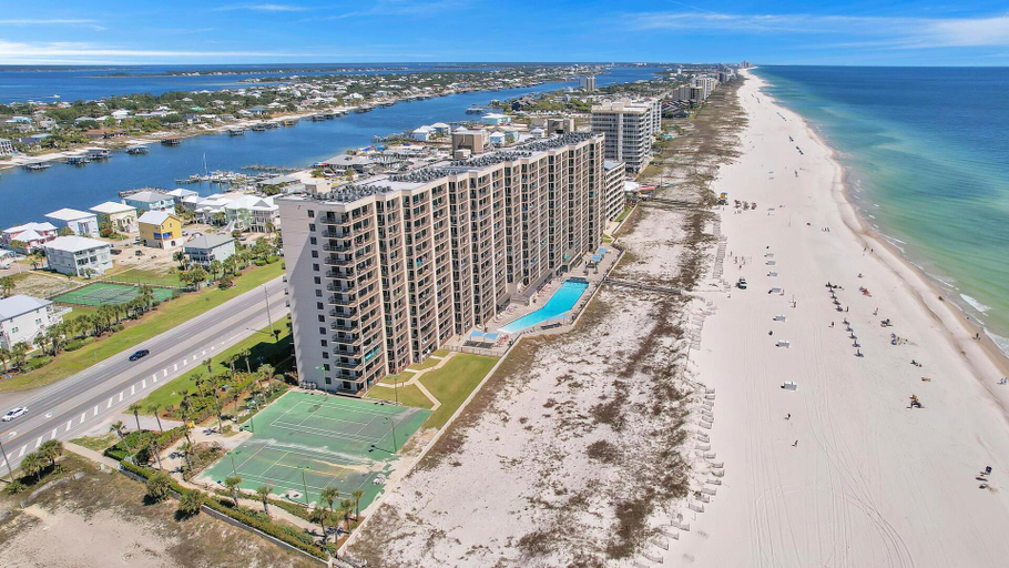 Others 4, Beachfront Condo w/ View & Pool, Sleeps 8, Escambia