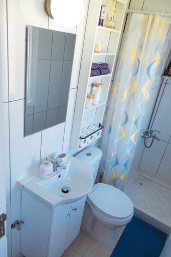 Bathroom 3, Calypso