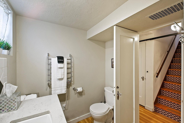 Bathroom 3, Hand House, Ada