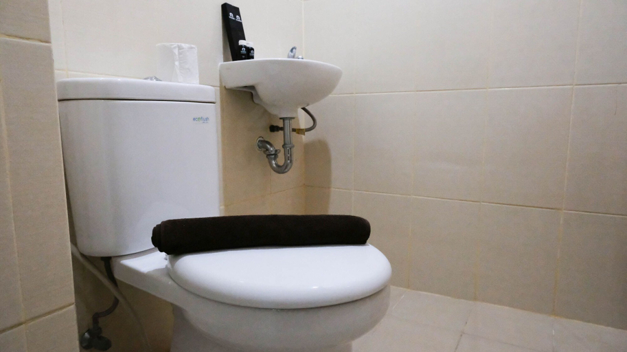 Bathroom 5, Cozy Living And Best Choice Studio At Bale Hinggil Apartment, Surabaya