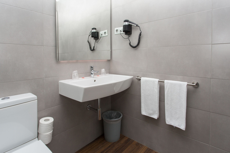 Bathroom 5, Hostal Operaramblas, Barcelona