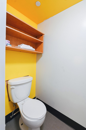 Bathroom 4, Residence & Conference Centre - Kingston, Frontenac