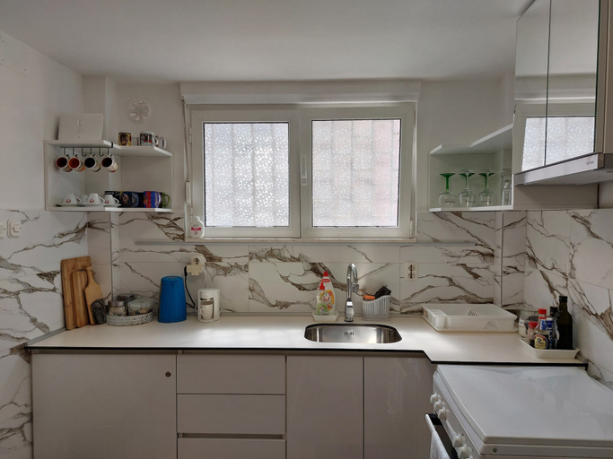 Others 5, Homey 1-BR Apt, Split
