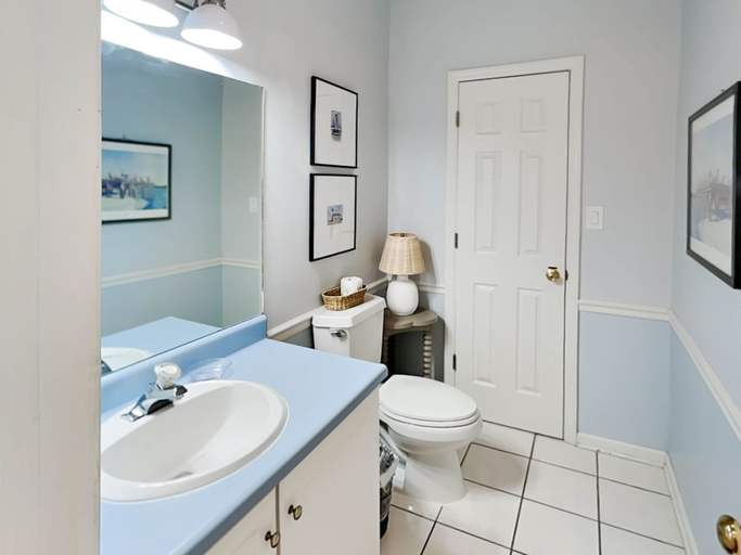 Bathroom 5, Tide Pool, Chatham