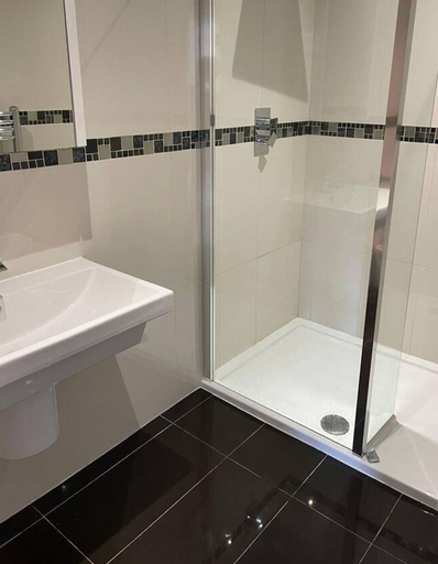 Bathroom 2, Spacious 3BR Home in Bedford for Big Groups, Bedfordshire