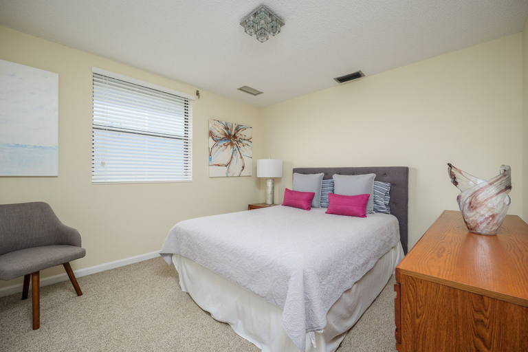 Bedroom 3, Summer by the Sea, Saint Johns