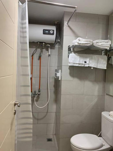 Bathroom 4, NEW - Ellyse 2BR Benson Apartment, Pakuwon Mall, Surabaya