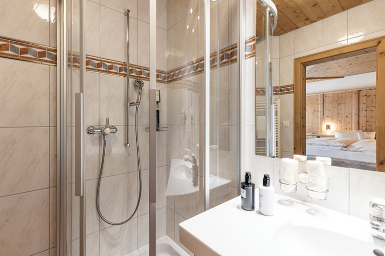 Bathroom 4, Hotel Baer & Post Zernez, Inn