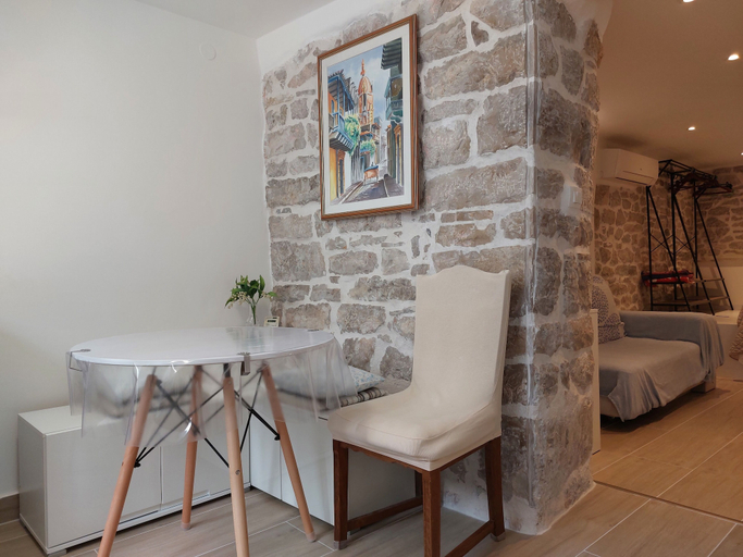 Others 4, Homey 1-BR Apt, Split