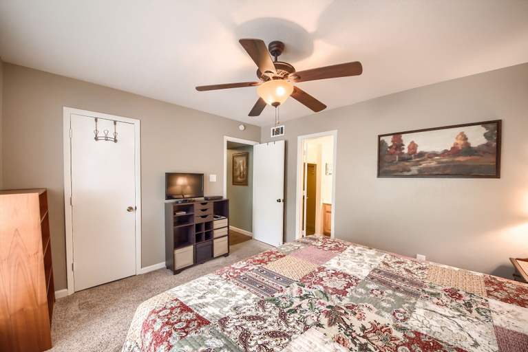 Room 5, Deer Haven Tbm 406 2 Bedroom Condo by RedAwning, Comal