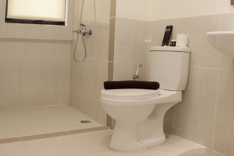 Bathroom 3, Minimalist And Cozy 3Br At Meikarta Apartment, Cikarang