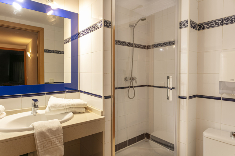 Bathroom 4, Pins Platja Apartments, Tarragona