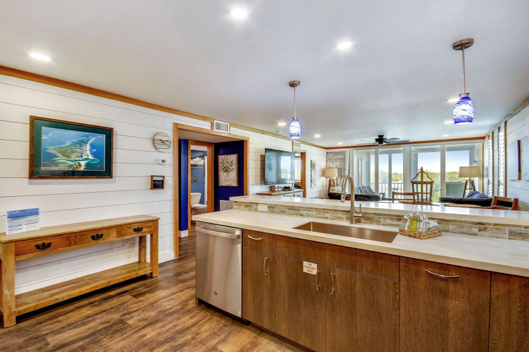 Food & Drinks 5, DP 601C is a Gorgeous 2 BR with Boat Slip by RedAwning, Okaloosa