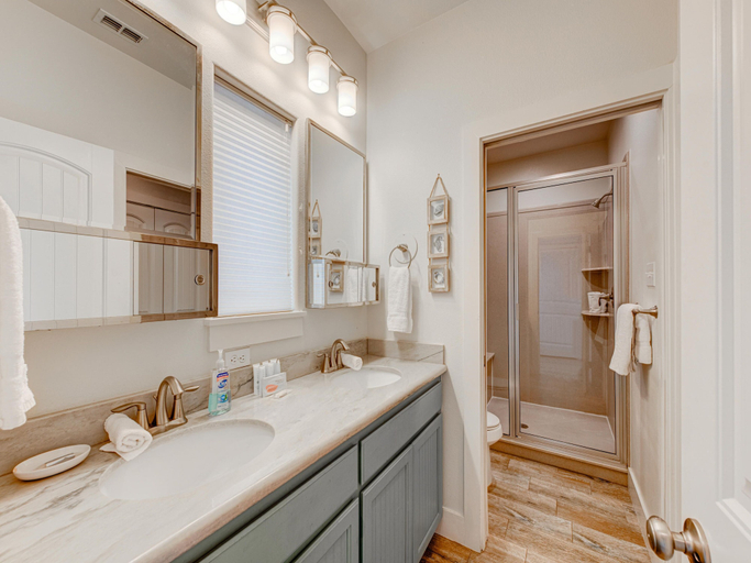 Bathroom 3, The Blue Pearl, Nueces