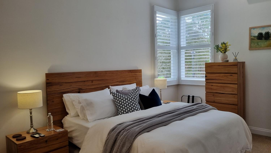 Bedroom 2, Secluded Luxury Escape Red Hill-Peppercorn Cottage, Melbourne