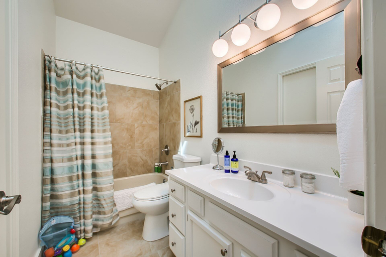 Bathroom 3, Elm Grove Elegance, Ada