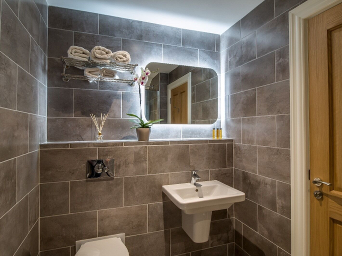 Bathroom 4, Kingstons Townhouse