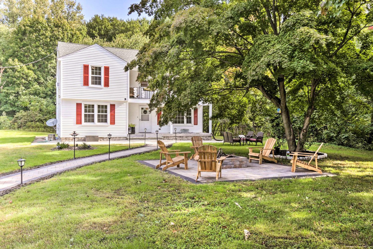 Upscale Waterbury Retreat with Indoor Hot Tub!, New Haven