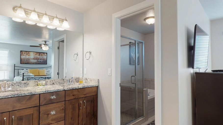 Bathroom 5, Southern Comfort 3 Bedroom Apts by RedAwning, Washington