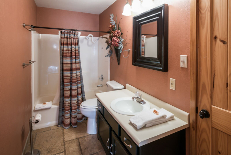 Bathroom 4, Sierra's Grace, Lincoln