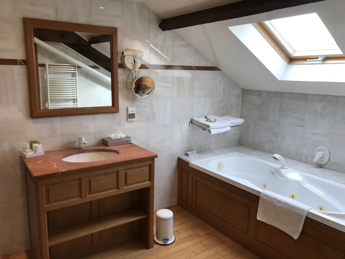 Bathroom 5, Hotel D'Angleterre, Marne