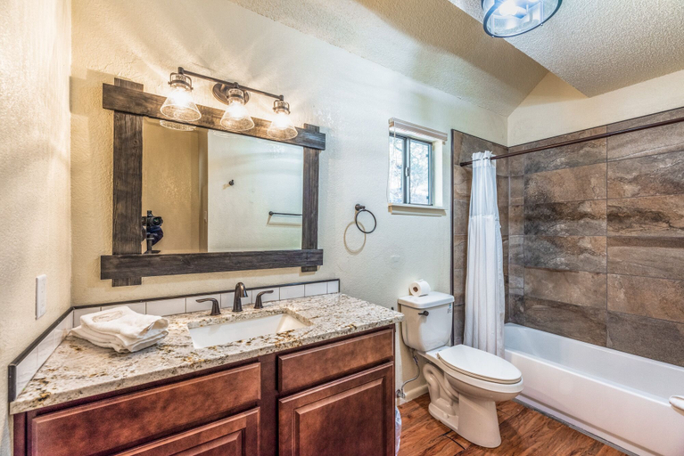 Bathroom 4, Cabin on the Creek, Lincoln