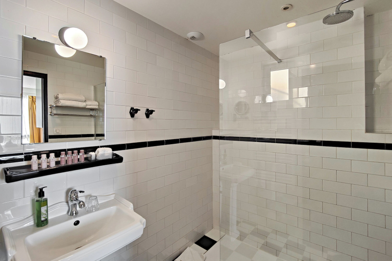 Bathroom 4, Hôtel de France, un hôtel AMMI, Alpes-Maritimes