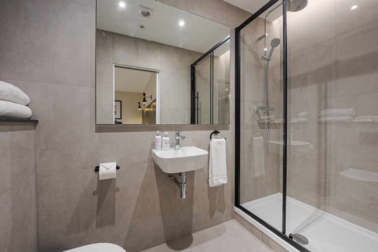 Bathroom 3, King's Cross Express Inn, London