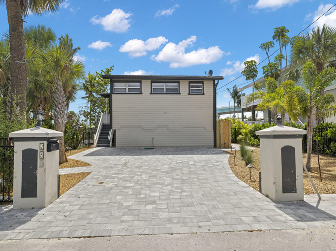 Exterior & Views 2, Premier Island Escape, Lee