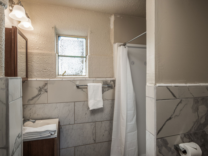 Bathroom 4, Midtown Escape, Lincoln