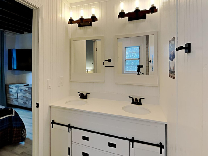 Bathroom 4, Jireh Mount Cabin, Cocke