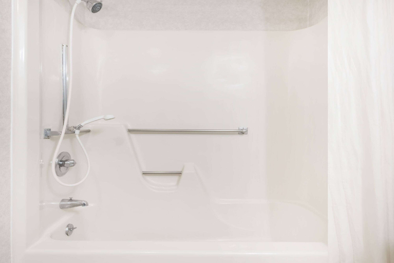 Bathroom 4, Super 8 by Wyndham State College, Centre