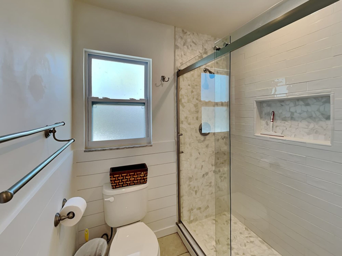 Bathroom 4, Gone Coastal, Lee