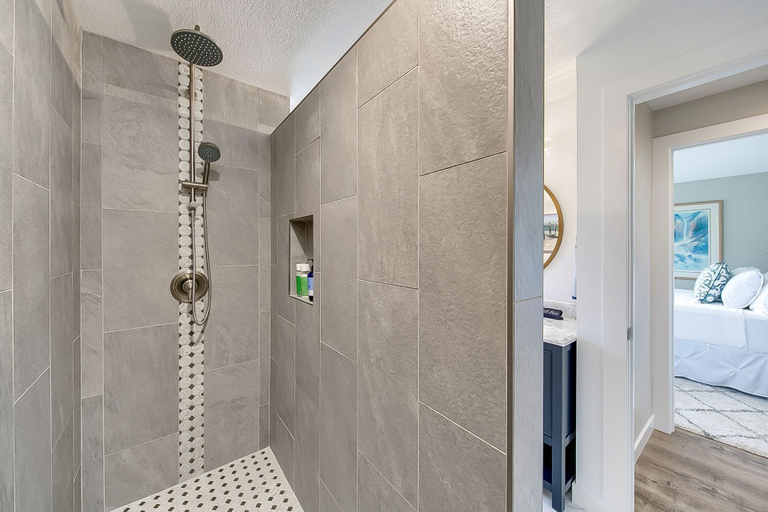 Bathroom 4, It's The Melody!, Ada