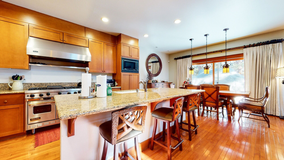 Private kitchen 2, Timbers #10 4 Bedrooms Townhouse by RedAwning, Mono