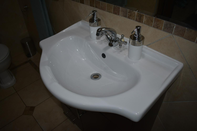 Bathroom 2, 105 on Sarel Cilliers, City of Cape Town