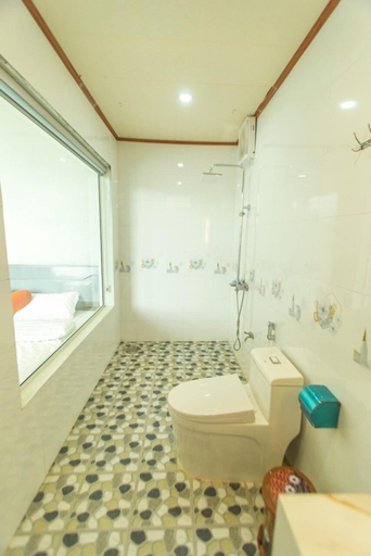 Bathroom, Coto Island Summer Hotel, Cô Tô