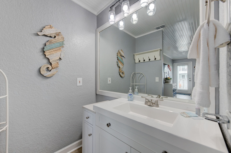 Bathroom 3, Gidget's Getaway, Nueces
