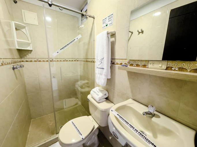 Bathroom 4, Hotel Alcaravan Medellín, Medellín