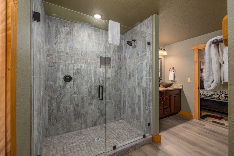 Bathroom 3, Mountain High, Sevier