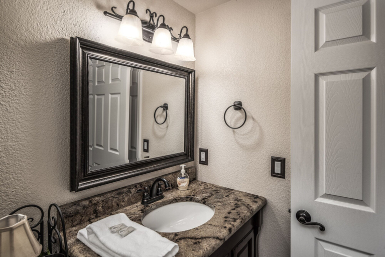 Bathroom 4, Mountain Soiree, Lincoln