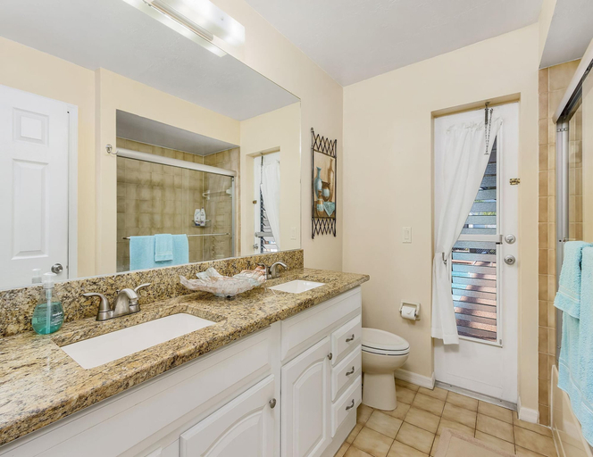 Bathroom 4, Villa Alecia, Lee