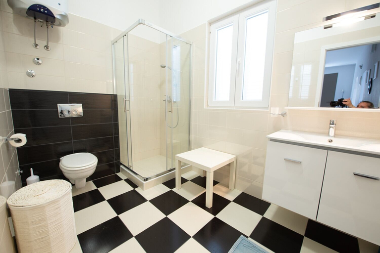 Bathroom 3, Potocnica 109, Novalja