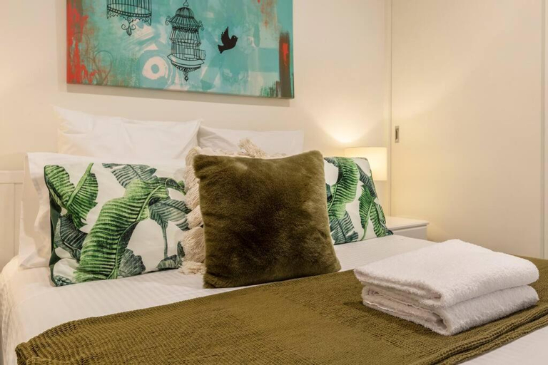 Bedroom 2, Walk to the Grand Prix Track 01583, Port Phillip - West