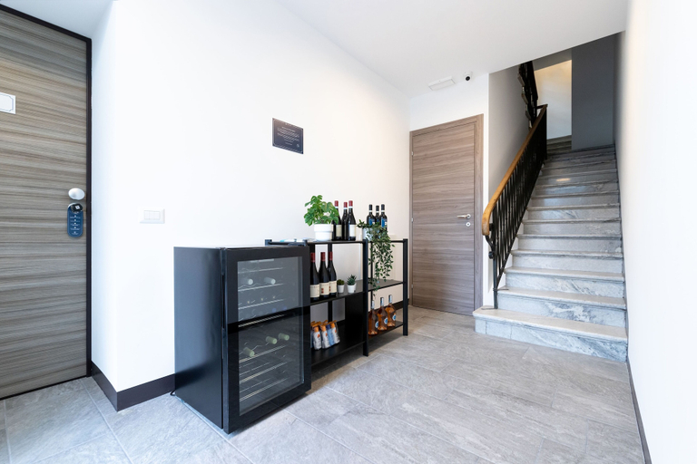Interior entrance 5, Cà del Lasco - Modern Apartments in Classic Villa, Lecco